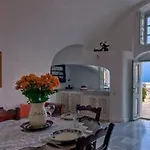 Cori Rigas 4* סנטוריני