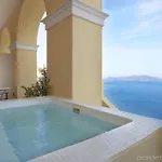 Cori Rigas סנטוריני