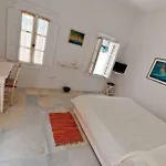 Cori Rigas סנטוריני
