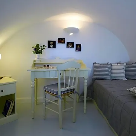 Cori Rigas Fira (Santorini)