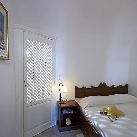 Cori Rigas Fira (Santorini)