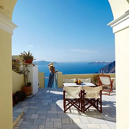 Cori Rigas Fira (Santorini)