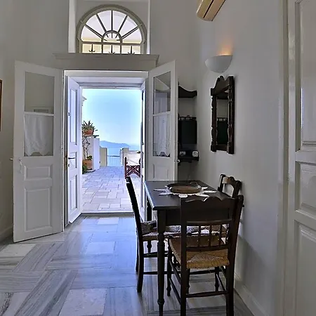 Cori Rigas Fira (Santorini)