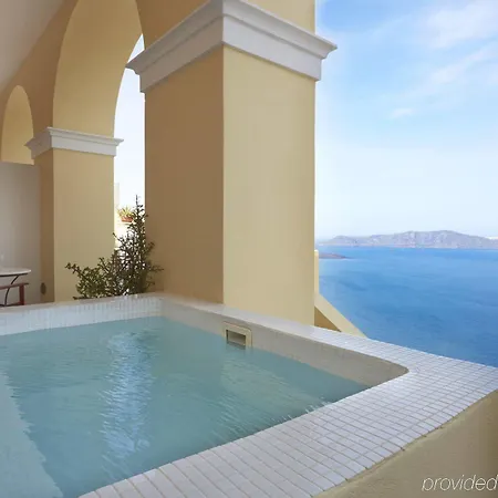 Cori Rigas סנטוריני