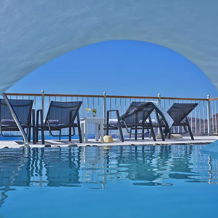 Cori Rigas Fira (Santorini)