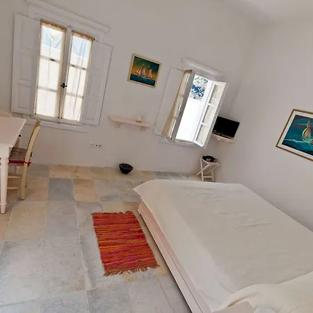 Cori Rigas Fira (Santorini)