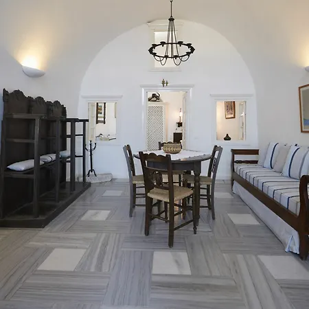 Cori Rigas Fira (Santorini)