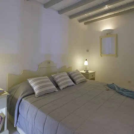 Cori Rigas Fira (Santorini)