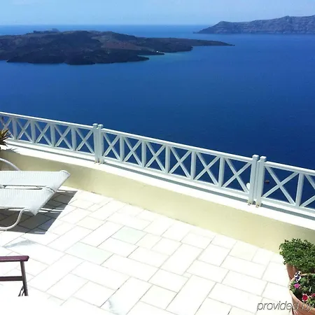 Cori Rigas Fira (Santorini)