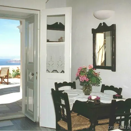 Cori Rigas Fira (Santorini)