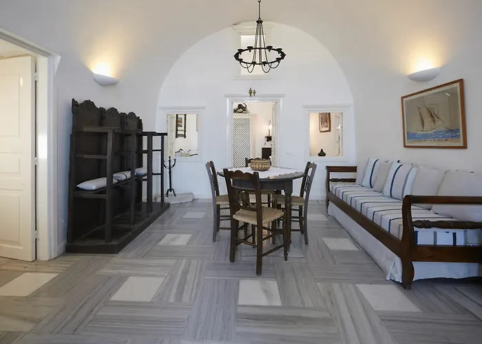 Cori Rigas Fira (Santorini)