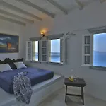 Cori Rigas 4* ثيرا