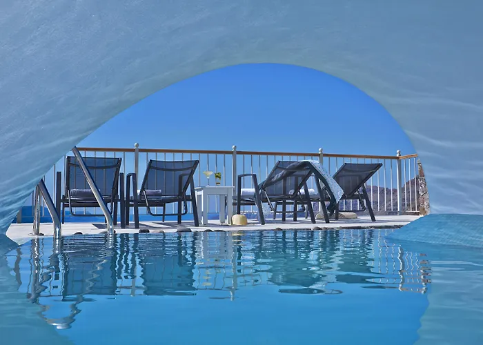 Cori Rigas Fira (Santorini)