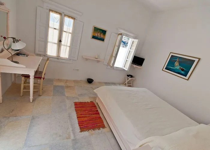 Cori Rigas Fira (Santorini)